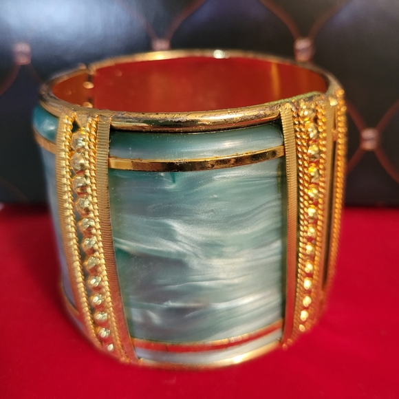 Cuff bracelet, beautiful Boho marbled turquoise look. Closes fully. - Picture 2 of 3